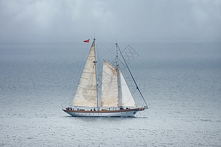 海上航行船只外海运输公海海洋船运三角帆桅杆水域大船水面背景图片