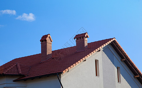 房子屋顶上的烟花 在蓝天上晴天石工居所日光天空壁板衣领建筑学住宅建造图片