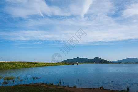 海面风景 有船与山对岸 美丽的白云图片