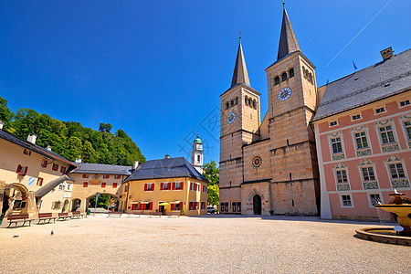贝希特斯加登镇广场和历史性教堂观图片