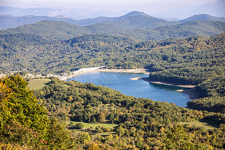 湖远足旅行蓝色小路绿色树木丘陵叶子风景图片