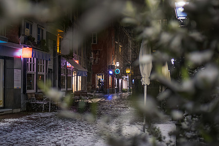 德国Aachen晚上白雪空街旅行路灯世界旅游景观场景季节蓝色房子自行车图片