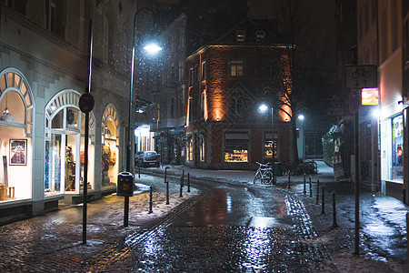 德国Aachen晚上白雪空街景观中心世界自行车季节房子反射旅行店铺路灯图片