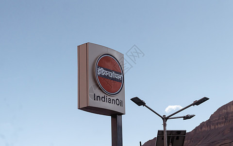 LED 印度石油展示标志板显示印度石油有限公司的企业标志 用于在清澈的蓝天背景下进行品牌推广和促销 6 月 30 日 印度喜马偕图片