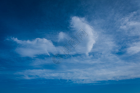 美丽的云层背景 清晰可见的白云线和蓝天空 顶部是太阳光束飞机照片土地蓝色气氛天堂电视绘画飞行喷射图片