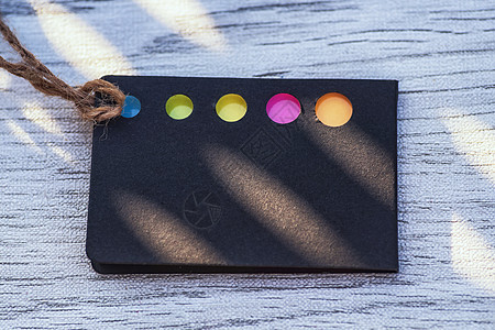 名片 商业思想概念 带彩色纸条印记的黑卡 笔记卡 背景图片
