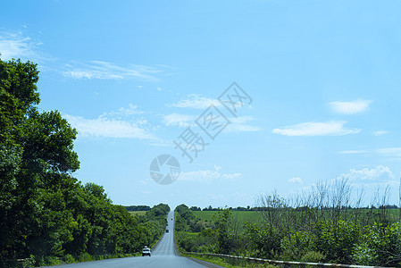 夏日傍晚的道路全景 无尽的直路田园诗般的垂直全景图片