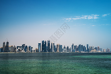 多哈卡塔尔-2018 年 8 月 4 日多哈现代城市 在卡塔尔多哈首都的蓝天上有棕榈树宽的大道图片