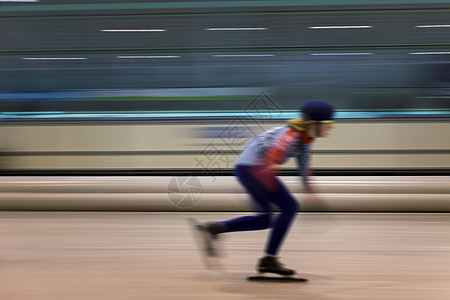 女孩在室内滑冰的速度图片