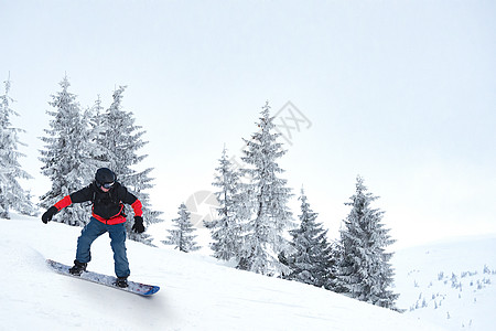 滑雪运动员在山上骑雪板 滑雪和冬季运动粉末背包云杉乐趣假期旅行滑雪板风镜季节行动图片