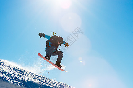 滑雪运动员在太阳尼日登上山峰红雪板 滑雪和冬季运动头盔旅行行动活动天空木板速度太阳下坡风镜图片