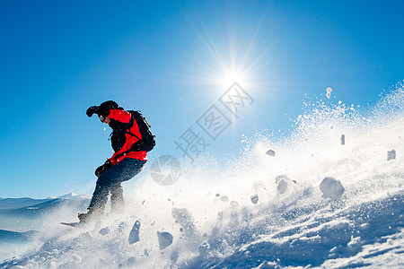 滑雪运动员在太阳尼日登上山峰红雪板 滑雪和冬季运动单板行动蓝色活动木板季节滑雪板太阳下坡假期图片