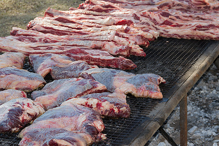 阿根廷农村在烧烤炉上烤的传统肉类 鸡尾酒烧烤猪肉餐厅烹饪文化牛扒奶牛美食旅行炙烤图片