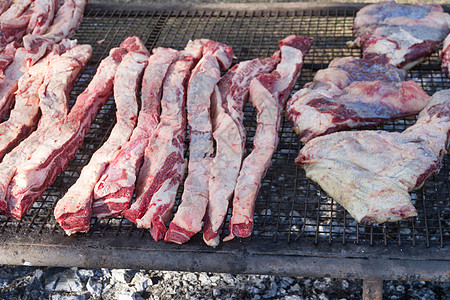 阿根廷农村在烧烤炉上烤的传统肉类 鸡尾酒奶牛食物烧烤猪肉烘烤餐厅炙烤旅行烹饪国家图片