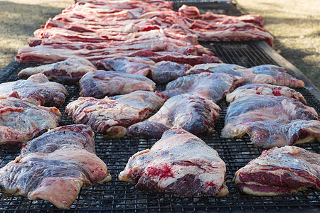 阿根廷农村在烧烤炉上烤的传统肉类 鸡尾酒国家烘烤美食猪肉文化餐厅旅行烧烤食物牛扒图片