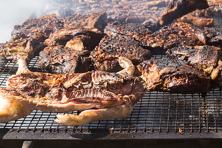 阿根廷农村在烧烤炉上烤的传统肉类 鸡尾酒奶牛烘烤炙烤餐厅猪肉牛扒旅行文化烧烤食物图片