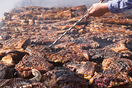 阿根廷农村在烧烤炉上烤的传统肉类 鸡尾酒美食猪肉炙烤奶牛烘烤烹饪餐厅文化烧烤食物图片