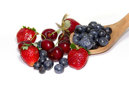 白背景和木勺子上的红水果饮食植物采摘食物浆果宏观健康覆盆子甜点营养图片