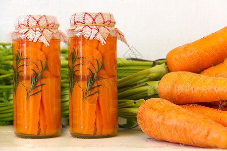 手工艺人制作采摘新鲜有机胡萝卜酸菜蔬菜胡椒罐子发酵食物玻璃萝卜图片