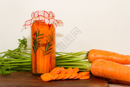 手工艺人制作采摘新鲜有机胡萝卜罐子胡椒发酵酸菜食物蔬菜玻璃萝卜图片