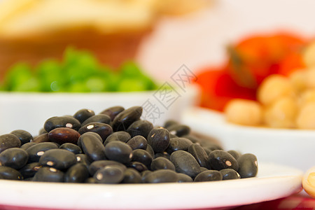 具有新鲜和干枯豆类的各类厨房用具脉冲食物蔬菜营养扁豆豆子棕色红色图片