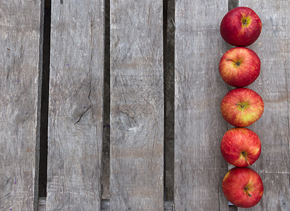 生锈木木木背景上的红苹果农业乡村边缘食物营养桌子水果饮食棕色图片