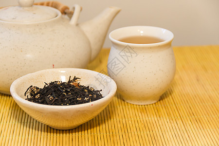 茶海餐桌上的热中国茶白色早餐桌子黑色香气叶子草本植物草本芳香植物背景