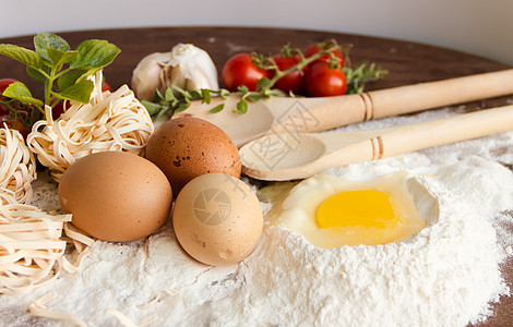 番茄鸡蛋配鸡蛋 西红柿药草和香料的意大利面厨房烹饪桌子面条面包木头木板食谱食物背景