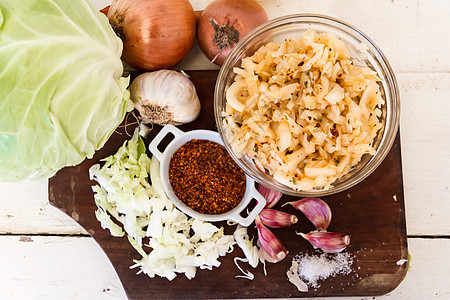 手工自制的酸白菜和卷心菜桌子白色食物沙拉蔬菜饮食图片