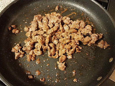 用煎锅或薯片煮牛排肉午餐烹饪火炉食物平底锅红肉厨房图片