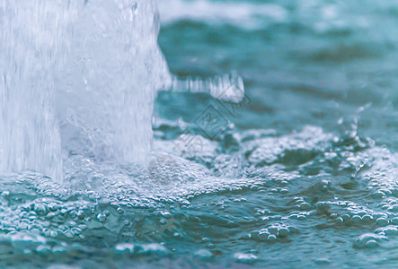 抽象背景气泡落在水面上的雨白色飞溅海浪蓝色液体波纹反射图片