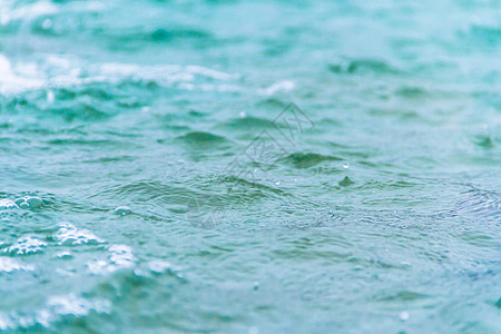 抽象背景气泡落在水面上的雨波纹液体白色反射蓝色飞溅海浪图片