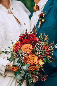 盛满鲜花 绿色和棕色草药的令人惊叹的婚礼花束植物一部分礼物婚姻植物群身体植物学花头草本植物花瓣图片