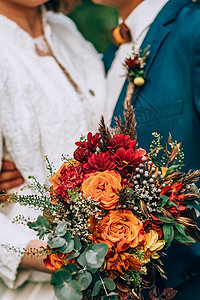 盛满鲜花 绿色和棕色草药的令人惊叹的婚礼花束花头草本植物植物群装饰夫妻风格花瓣庆典展示婚姻图片