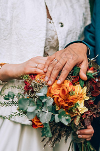 盛满鲜花 绿色和棕色草药的令人惊叹的婚礼花束新人香气植物风格花头庆典花瓣展示橙子夫妻图片