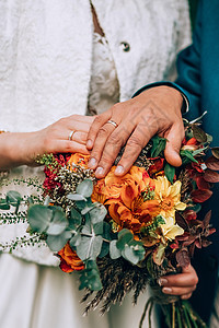 盛满鲜花 绿色和棕色草药的令人惊叹的婚礼花束植物群植物裙子香气橙子身体叶子一部分风格新人图片