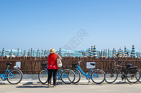 在海滩上租车 在街上买蓝色自行车车轮假期街道车辆运输交通旅行城市娱乐锻炼图片