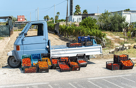 小意大利阿波小卡车加西红柿 农民在T上出售西红柿农贸市场红色水果商农业零售店铺街道水果销售食物图片