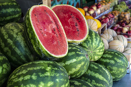架子上的西瓜 街头市场中的西瓜零售店铺食物红色水果集市市场营养饮食农场图片