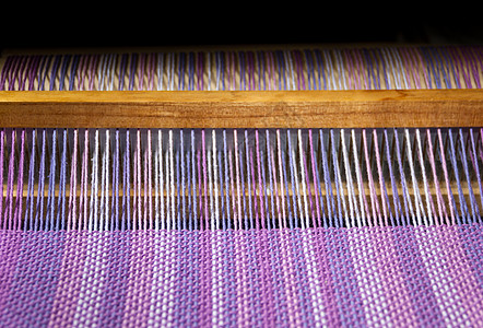 以紫外线和硅色装有梳织布的纤维细节织物针织工厂手工棉布紫色衣服织机羊毛地毯图片
