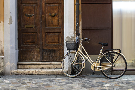 意大利街上带篮子的Beige自行车 典型的意大利弓箭手太阳框架运动旅行生态游客金属场景城市娱乐图片