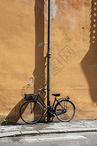 黑色自行车和篮子在意大利街上 典型的意大利弓箭图片