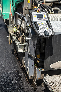 路上有传声机工作车道运输道路机械装修压实机街道车轮施工图片