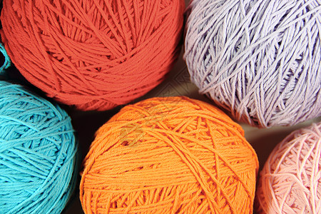 绞纱和纱线中的纱线和羊毛篮子工作室爱好棉布工艺材料纤维白色红色纺织品图片