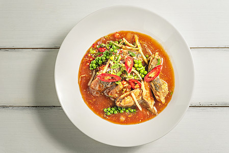 番茄酱中的辣辣沙丁鱼辣椒盘子海鲜产品美食罐头营养食物红色蔬菜图片