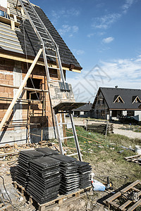 铺屋顶砖红色维修木头承包商瓦工建筑瓷砖建造房子工人图片