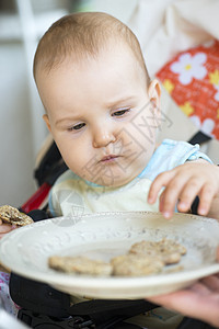 婴儿独自吃东西孩子食物盘子孩子们椅子饼干早餐儿童午餐女孩图片