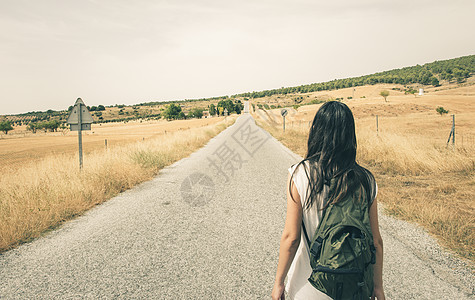 妇女在路上行走天空生活女性电影小路裙子树木女孩街道旅行图片