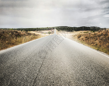 道路和戏剧性天空乡村自由速度城市地平线草地场地戏剧绿色风景图片