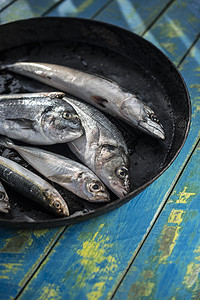 生鱼 海丁鱼 海贝斯 鹦鹉和沙丁鱼食物烹饪鲭鱼柠檬蓝色脂肪海鲜黑色盘子油炸图片